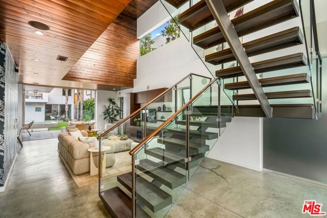 714 California Avenue, Venice CA: https://media.crmls.org/mediaz/2473b166-a49e-4c33-8f3d-c611b83b6de7.jpg