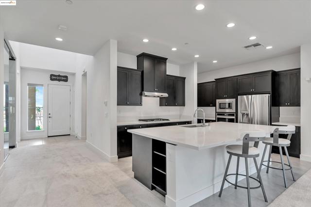 2281 Garden Farms Ave, Lathrop CA: https://media.crmls.org/mediaz/24740813-7d5f-4608-8008-cffb57c61f2f.jpg