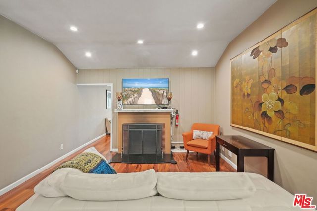 5324 Irvine Avenue, Valley Village CA: https://media.crmls.org/mediaz/24748f02-4e0c-4f53-8c63-60daed8f5242.jpg