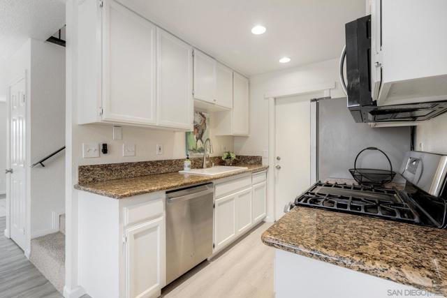 1415 17 Flag Ln, El Cajon CA: https://media.crmls.org/mediaz/2474ae5a-4d30-4fc3-882f-4ecfb32f56a1.jpg