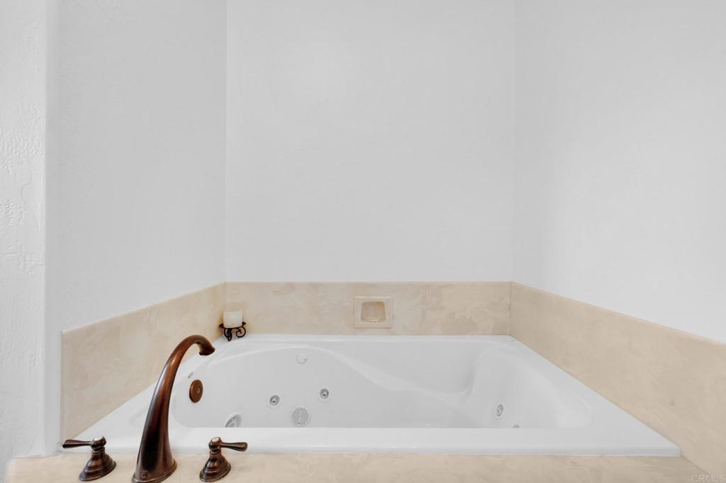 https://media.crmls.org/mediaz/2474b102-92f4-4f1e-9c2e-dc2615eec406.jpg?preset=X-Large