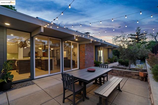 4003 Santa Fe CT, Concord CA: https://media.crmls.org/mediaz/2474dc77-d681-45ea-99ff-855ad2d2d1cd.jpg