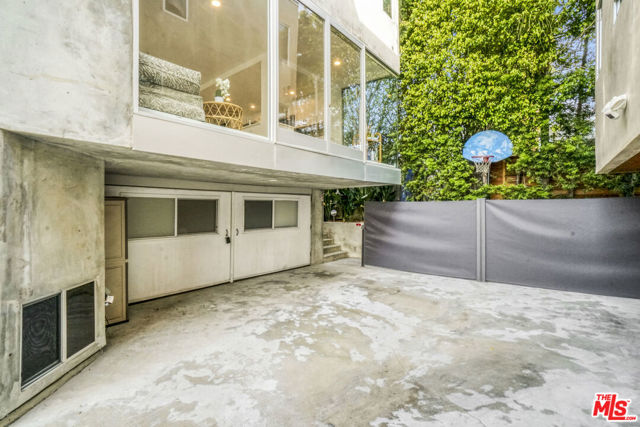657 Mildred Avenue, Venice CA: https://media.crmls.org/mediaz/2475c800-3253-49e6-bbf8-68d63ba8f7c2.jpg