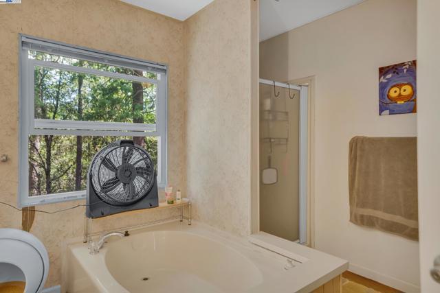 13567 Raccoon Mountain Rd, Grass Valley CA: https://media.crmls.org/mediaz/24769d5d-2ea8-46d6-a678-4f2b7867d569.jpg
