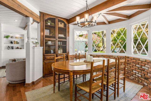 3856 Hayvenhurst Avenue, Encino CA: https://media.crmls.org/mediaz/2476e169-d439-42b7-bdef-19917cf0260c.jpg