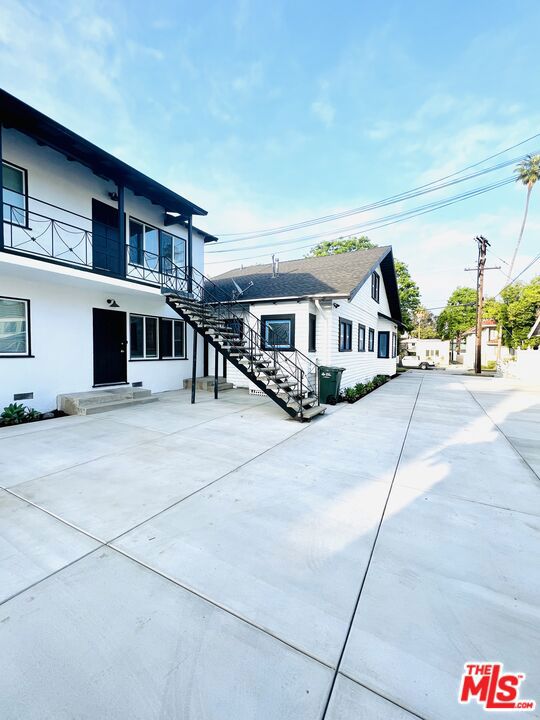 247 S CATALINA Avenue, Pasadena CA: https://media.crmls.org/mediaz/2477bd60-3b6f-48d0-923e-b6936ccfac0b.jpg