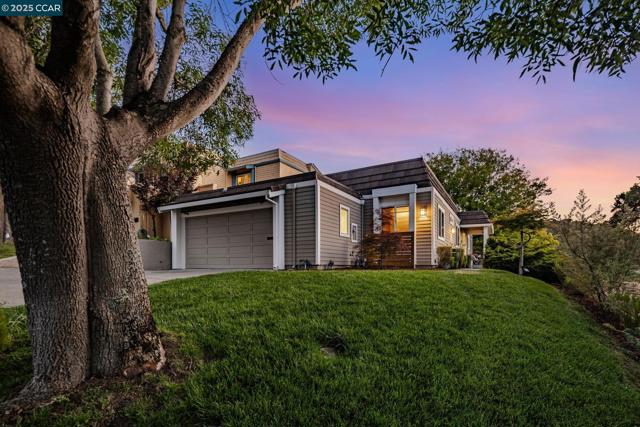 2280 Hastings Dr, Belmont CA: https://media.crmls.org/mediaz/24782848-da47-4553-8822-c5bf16f460ee.jpg