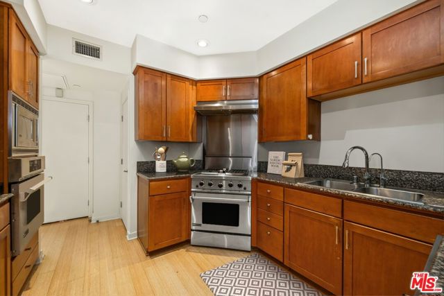 2111 S Beverly Glen Boulevard, Los Angeles CA: https://media.crmls.org/mediaz/24792d86-fe67-47fb-824b-c1fcd3f01a29.jpg
