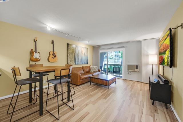 1087 Murrieta Blvd, Livermore CA: https://media.crmls.org/mediaz/247980ba-87af-4e6d-bcf8-aef3537ebcaf.jpg