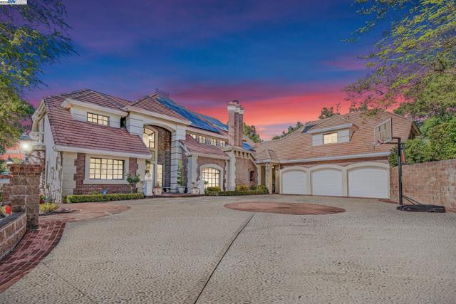 219 Valley Oaks Dr, Alamo CA: https://media.crmls.org/mediaz/247a350d-db59-4475-a18d-20ebc618de8b.jpg