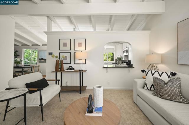 3352 Betty Ln, Lafayette CA: https://media.crmls.org/mediaz/247a7107-7e18-4331-94c8-d865a0d0e1b5.jpg