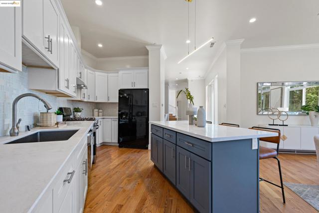 5915 Balboa Dr, Oakland CA: https://media.crmls.org/mediaz/247ae94f-6660-4126-9375-2fd961a2bfe0.jpg