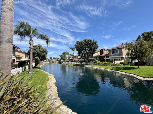 7756 Sailboat Circle, Huntington Beach CA: https://media.crmls.org/mediaz/247b043e-4037-4d30-a676-c57bb36b7e58.jpg