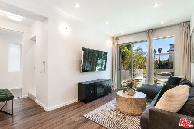 1623 S Bedford Street, Los Angeles CA: https://media.crmls.org/mediaz/247b2953-655d-42d6-b0f5-43ee87cc0075.jpg