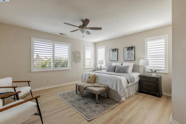 261 Kelley Mist Ct, Tracy CA: https://media.crmls.org/mediaz/247b7e8f-b905-4b7b-8d52-3cfe3aa1c5ea.jpg