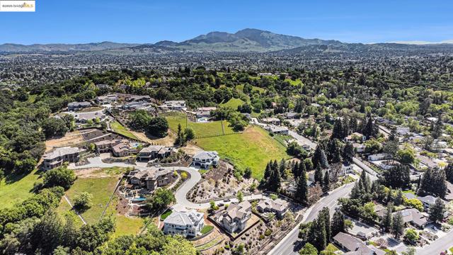 130 Arbor View Ln, Lafayette CA: https://media.crmls.org/mediaz/247bfb51-70e2-4e3c-8531-7ba8533f0285.jpg
