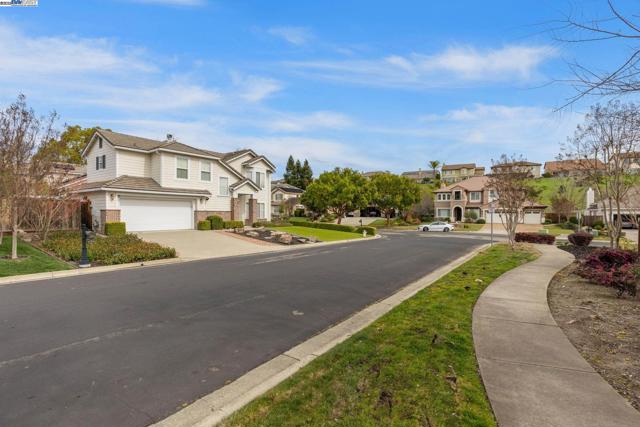 143 Shelterwood Ln, Danville CA: https://media.crmls.org/mediaz/247cc4b0-1514-405b-96ed-1ec1ec464b2a.jpg