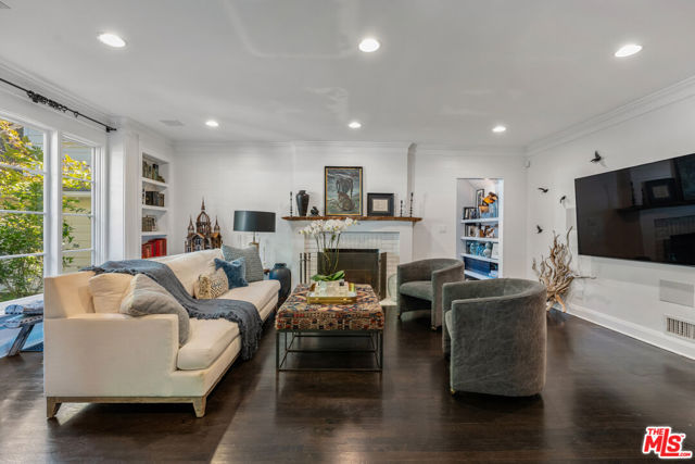 233 S Saltair Avenue, Los Angeles CA: https://media.crmls.org/mediaz/247cd8a9-7a4c-45d9-9c30-9a1de7c0127d.jpg