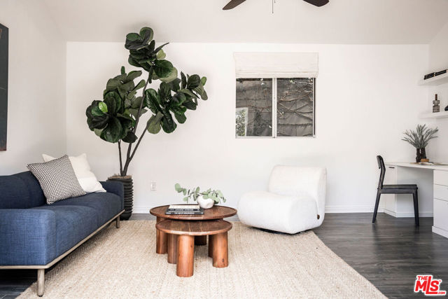 162 S Lucerne Boulevard, Los Angeles CA: https://media.crmls.org/mediaz/247dc113-6d2d-40ea-a42f-c8f8401c9a15.jpg
