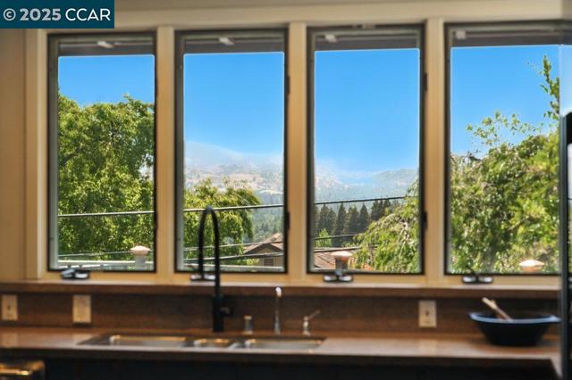 1341 Juanita Dr, Lafayette CA: https://media.crmls.org/mediaz/247dd70c-0d20-4b6f-bcac-f5ecf27ef59e.jpg