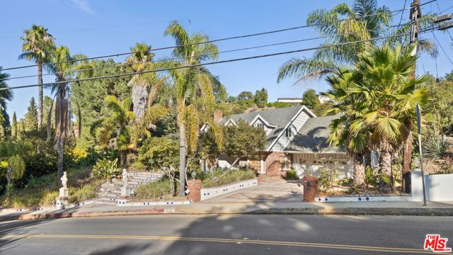 16645 Calneva Drive, Encino CA: https://media.crmls.org/mediaz/247e80c5-71f2-4225-a462-e7a3b01d7d3e.jpg