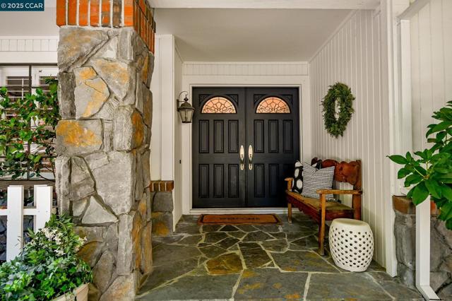 2145 Deer Oak Way, Danville CA: https://media.crmls.org/mediaz/24808537-2e38-4feb-98ab-a679a89db4d3.jpg