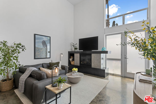 333 S Wilton Place, Los Angeles CA: https://media.crmls.org/mediaz/2480f48e-2fce-487f-8cd2-847e07e74e13.jpg