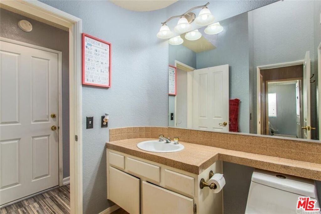 https://media.crmls.org/mediaz/24810209-ffc5-47c7-9f93-9976860ac601.jpg?preset=X-Large