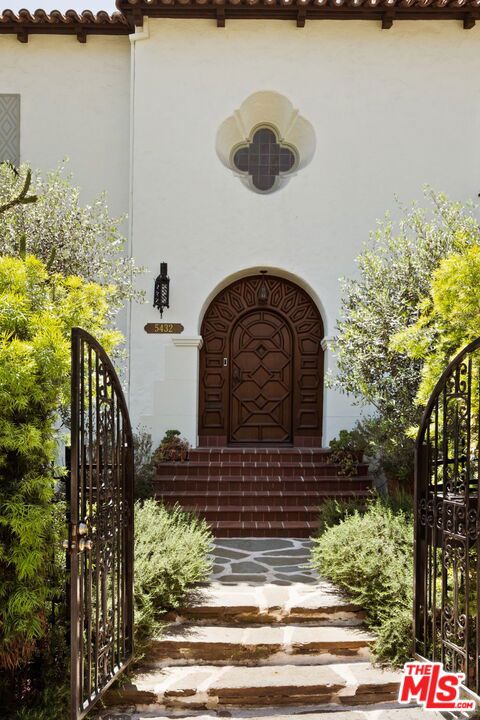 5432 Red Oak Drive, Los Angeles CA: https://media.crmls.org/mediaz/2481b240-d7aa-40b1-8309-4e6889a24675.jpg