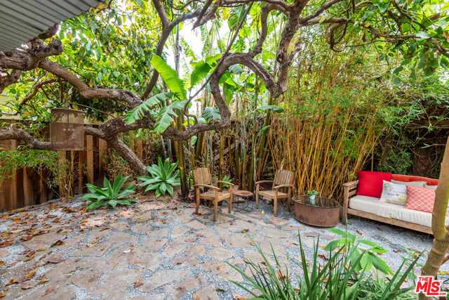 3761 Ashwood Avenue, Los Angeles CA: https://media.crmls.org/mediaz/2483614c-6763-4947-8992-cf60367f8517.jpg