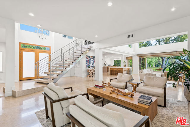 10424 Valley Spring Lane, Toluca Lake CA: https://media.crmls.org/mediaz/24836d29-35e4-4230-9c8b-8bb43944aee6.jpg