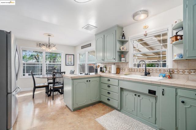 210 Delta Ave, Brentwood CA: https://media.crmls.org/mediaz/24842172-df2a-4724-8986-4fc87810c9a6.jpg