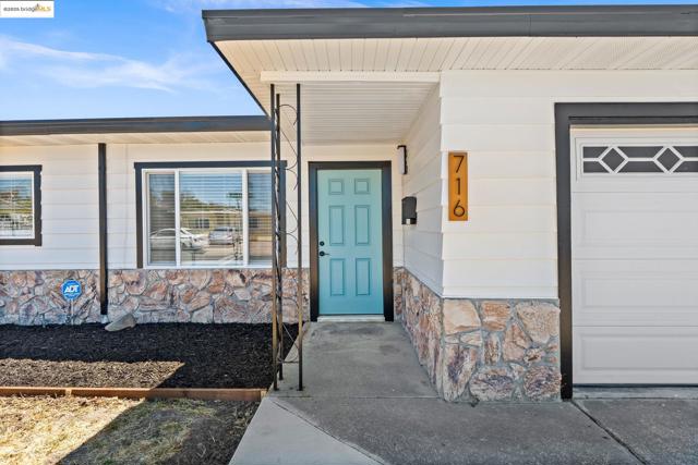 716 Williams Dr, Richmond CA: https://media.crmls.org/mediaz/24848b30-4307-4e49-aeab-ad125a30feec.jpg