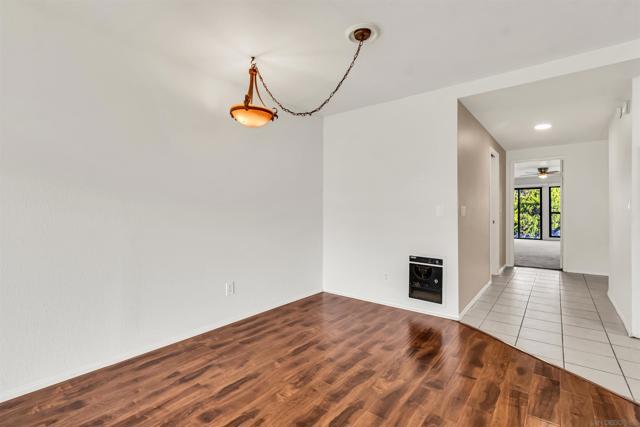 2507 Navarra Dr, Carlsbad CA: https://media.crmls.org/mediaz/24849354-7539-42fc-8634-922640af1a8d.jpg