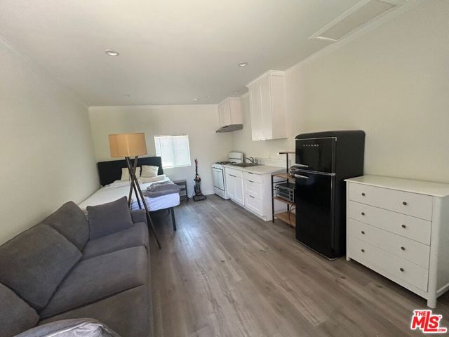 4826 Coolidge Avenue, Culver City CA: https://media.crmls.org/mediaz/2484d38b-f0ee-4cce-88ea-aa837d0210d0.jpg
