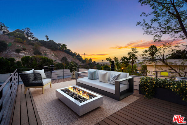 4148 Sunswept Drive, Studio City CA: https://media.crmls.org/mediaz/2485193a-923a-4ecb-9eb3-9558bb12fc79.jpg