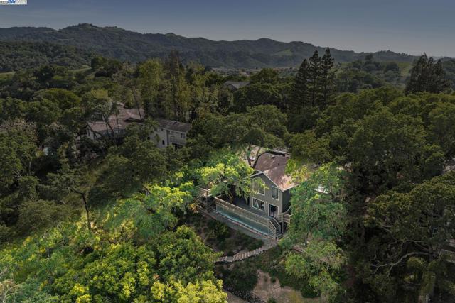 361 Castle Crest Rd, Alamo CA: https://media.crmls.org/mediaz/24851deb-0c9e-4c63-b6f1-e4ed8b3151e4.jpg