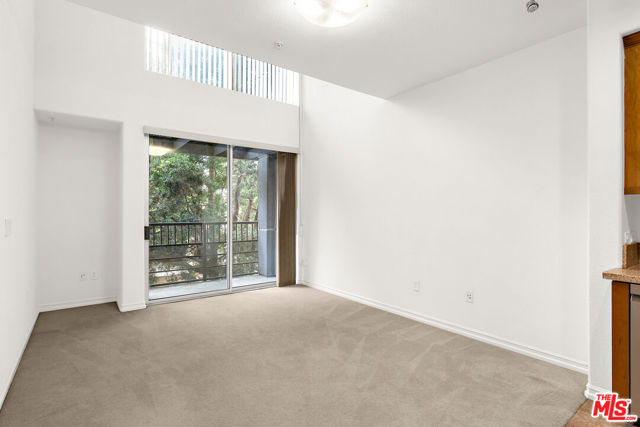 629 Traction Avenue, Los Angeles CA: https://media.crmls.org/mediaz/24855679-20e5-44f8-870b-da3b0ff6b383.jpg