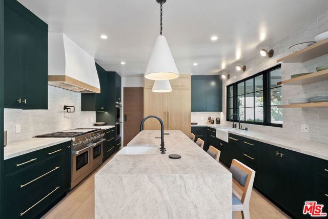 7651 Willow Glen Road, Los Angeles CA: https://media.crmls.org/mediaz/24857d18-cad3-48d1-9d99-f67184843429.jpg