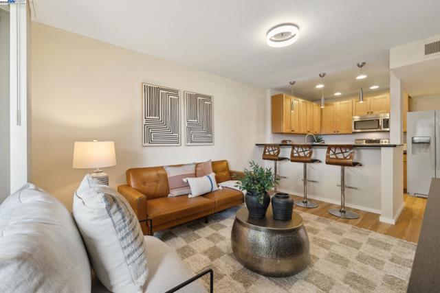 3032 CERRO VISTA, Alameda CA: https://media.crmls.org/mediaz/248600db-ed6a-4167-bf7d-87925f438662.jpg