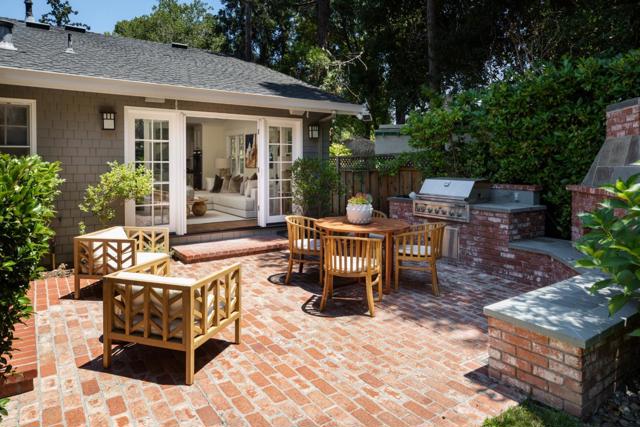 555 Hermosa Way, Menlo Park CA: https://media.crmls.org/mediaz/24867d99-48ba-4b6f-a7f0-32b7a52119eb.jpg