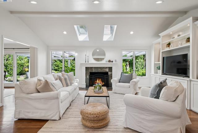 290 Bolla Ave, Alamo CA: https://media.crmls.org/mediaz/24869d74-3b7d-4e66-9bf1-1f11c2e91aec.jpg