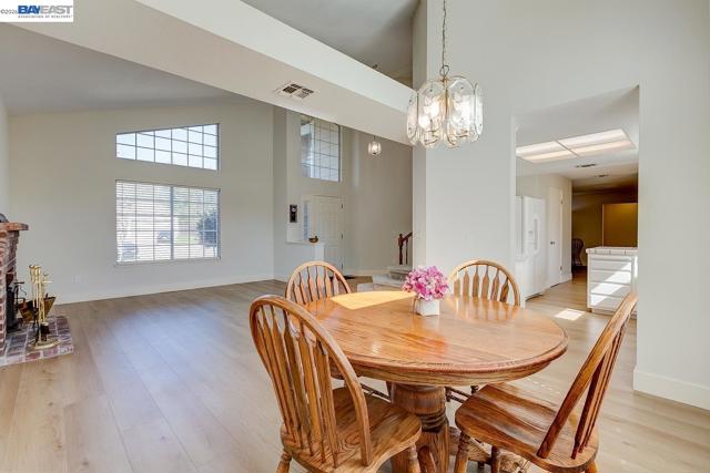 8524 Oak Harbour Ct, Fair Oaks CA: https://media.crmls.org/mediaz/2487cdaa-279d-4207-bcb8-230c00d2c68b.jpg