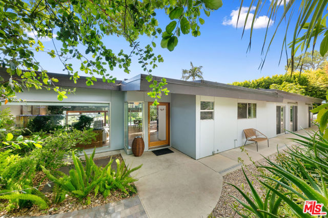 1470 N Tigertail Road, Los Angeles CA: https://media.crmls.org/mediaz/2488e08e-fe9a-4e32-8ed8-5d99bc387c3e.jpg