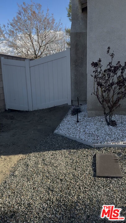 https://media.crmls.org/mediaz/2489b56e-4525-497f-94d0-05f197d75aa8.jpg?preset=X-Large
