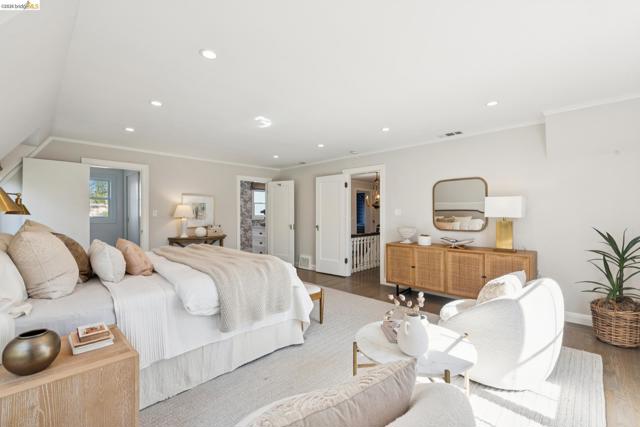 Image 32 of 60 For 906 Paramount Rd