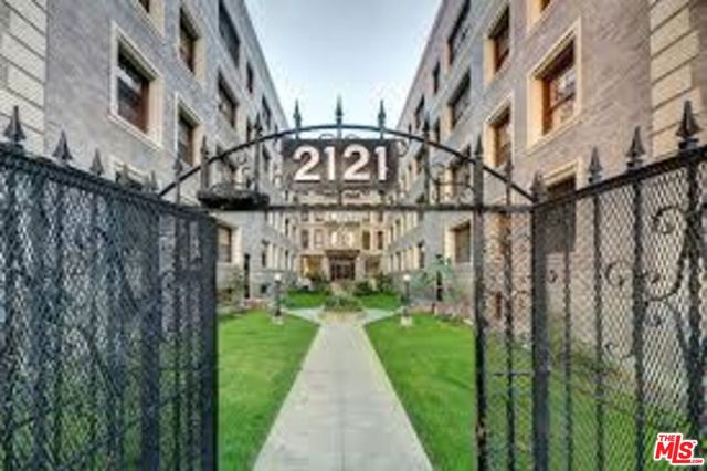 2121 James M Wood Boulevard, Los Angeles CA: https://media.crmls.org/mediaz/248aa018-2d60-4b53-9140-f164f179e718.jpg