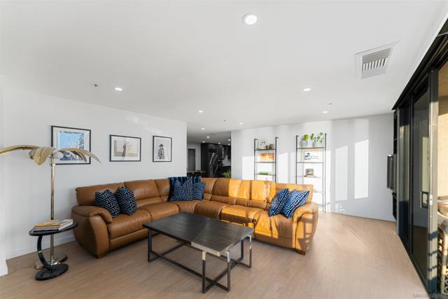 700 Front St, San Diego CA: https://media.crmls.org/mediaz/248af50b-9096-400d-b38d-c96ec9de9b01.jpg