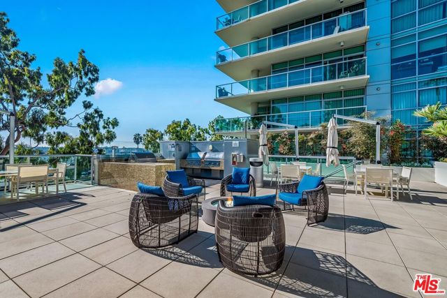 13700 Marina Pointe Drive, Marina del Rey CA: https://media.crmls.org/mediaz/248e0bae-f266-4e02-96d3-a7bf875f833d.jpg