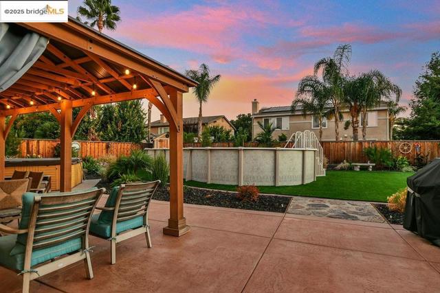 596 Toscanna Court, Brentwood CA: https://media.crmls.org/mediaz/248e3dc0-86e2-47e1-923e-be301f35e719.jpg